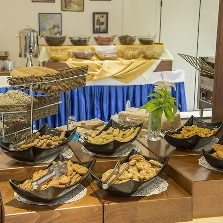 Manousos מלון